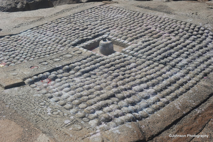 An array of 1008 Lingas carved on flat rock surface